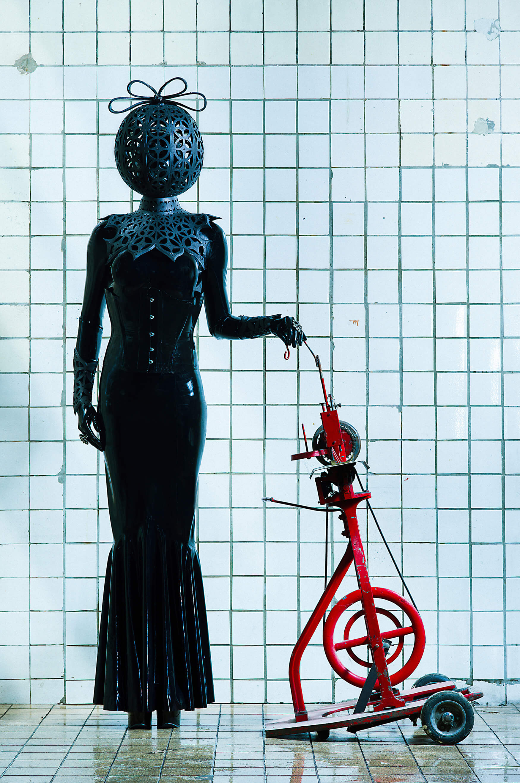 CHRISSIE SEAMS / HOUSEWIFE